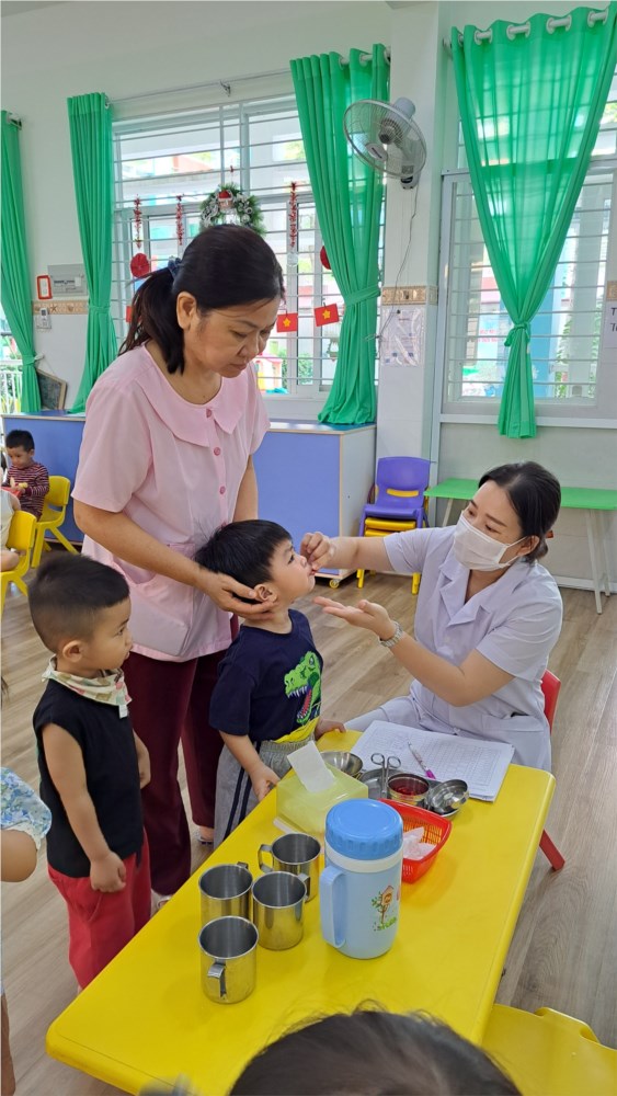 Tổ chức uống Vitamin A cho các bé dưới 36 tháng và suy dinh dưỡng